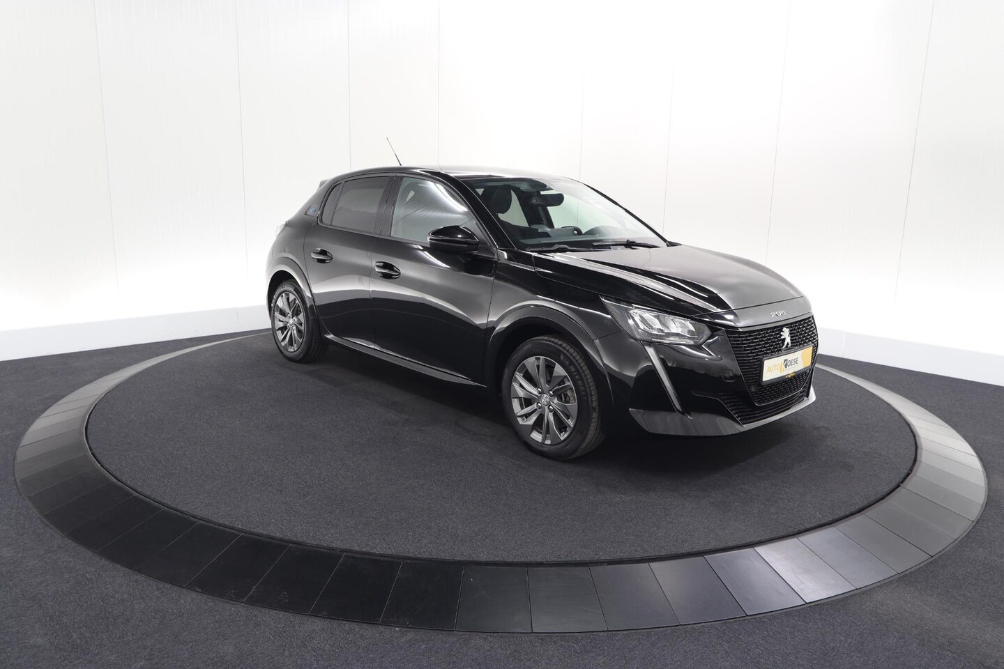 Peugeot e-208 - EV Allure 50 kWh | 98,9% SOH | Camera | Navigatie | Parkeersensoren | Stoelverwarming - AutoWereld.nl