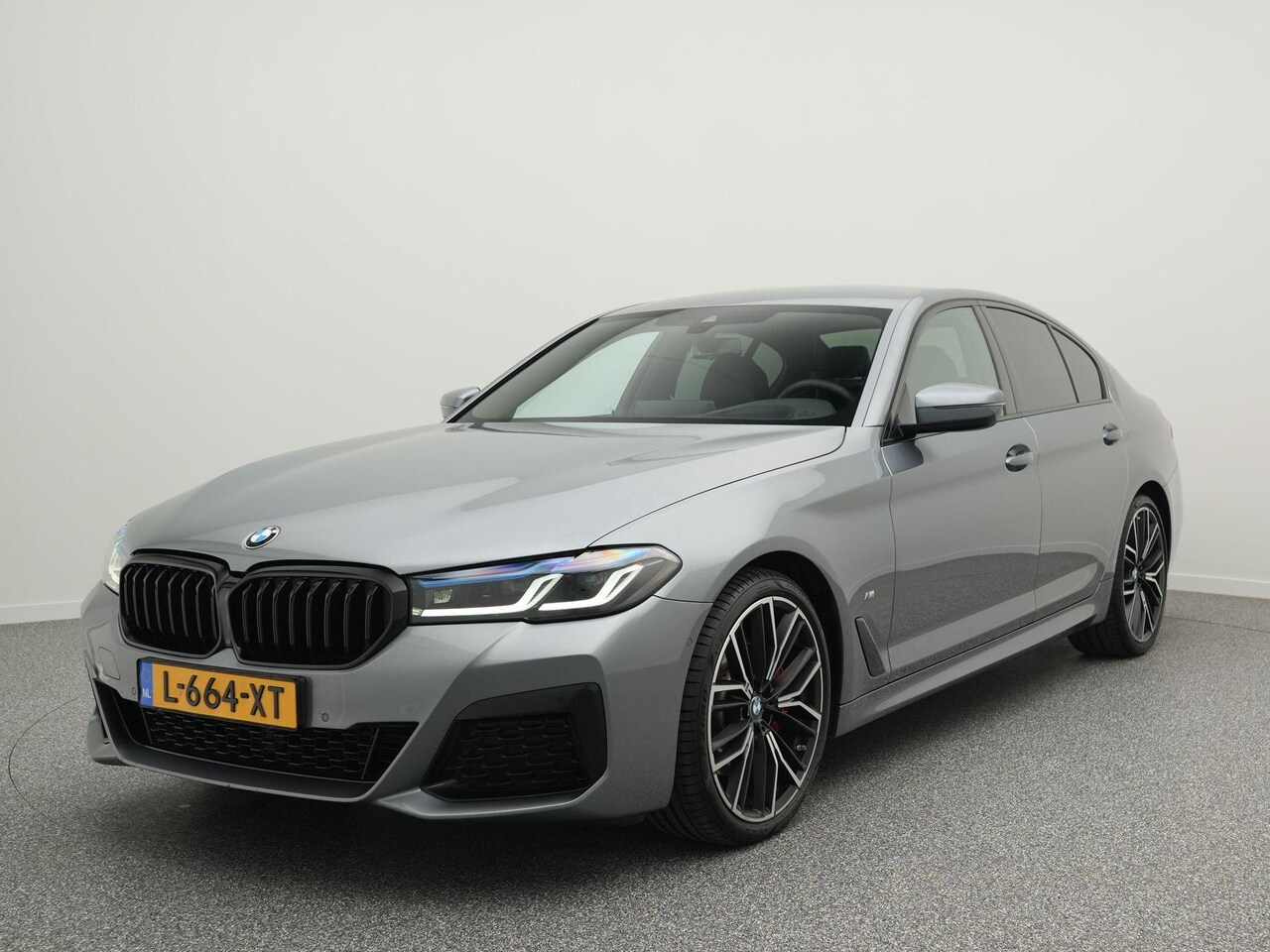 BMW 5-serie - 520i Business Edition Plus | M Sportpakket | Harman/ Kardon | Leder | Laser LED | Trekhaak - AutoWereld.nl
