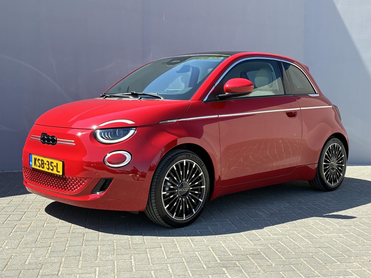 Fiat 500e - La Prima 42 kWh / SOH 93% / Apple Carplay/Android Auto / Achteruitrijcamera / Adaptieve Cr - AutoWereld.nl