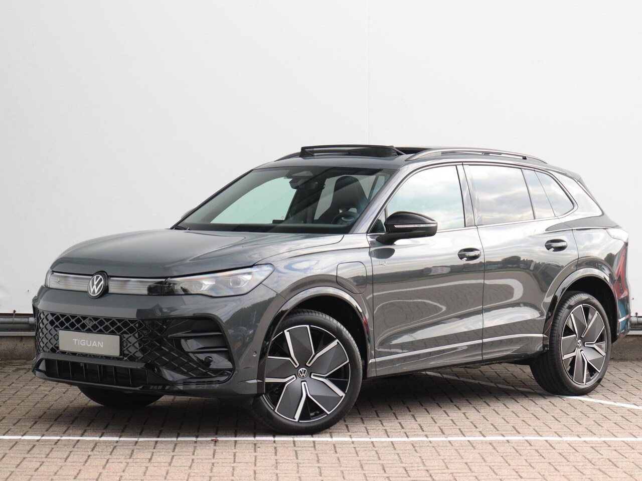 Volkswagen Tiguan - 1.5 eHybrid R-Line Edition | Trekhaak | Stoel verwarming & Massage | 360 Camera | Stuurver - AutoWereld.nl