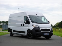 Peugeot Boxer - 335 2.2 BlueHDi 140 L3H2 Premium Nieuw |140 pk |Carplay |Camera |Cruise |Bluetooth |3500 K