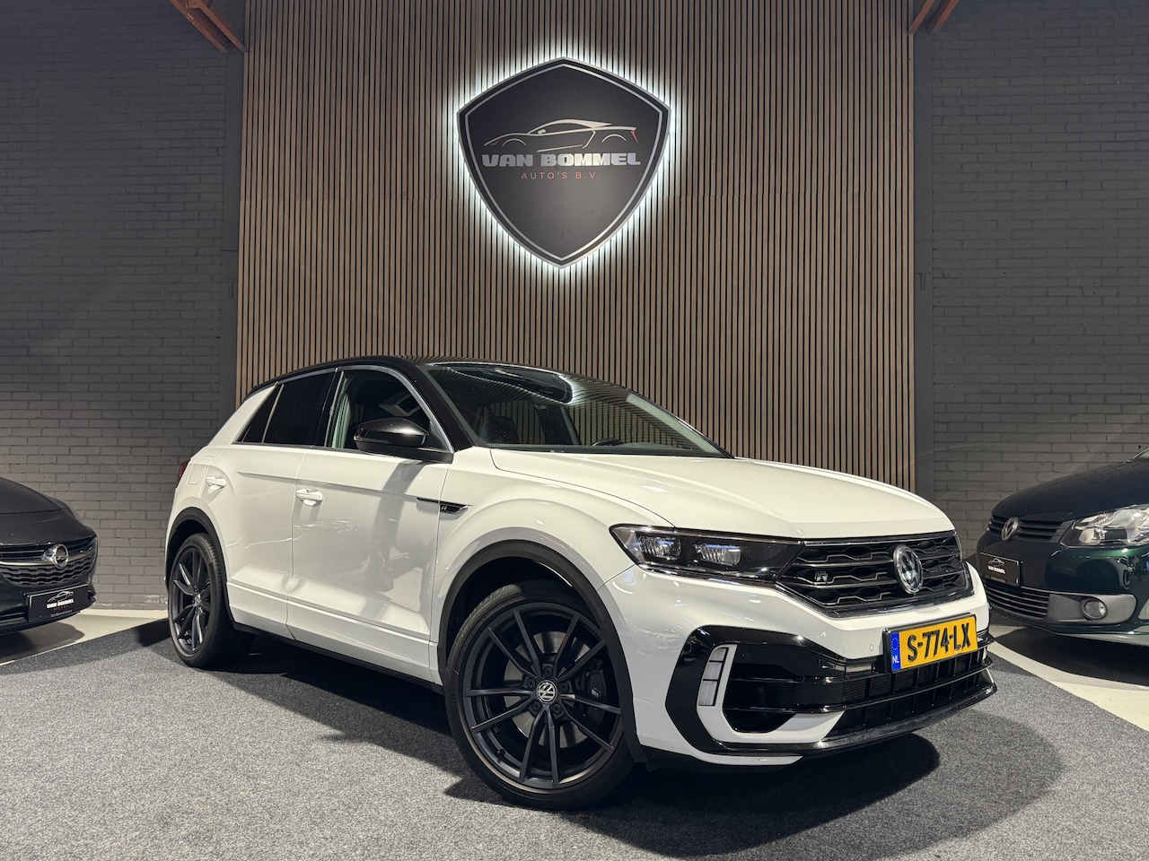 Volkswagen T-Roc - 2.0 TSI 4Motion R ClimaC.CruiseC.Navi.Cama.Akrapovic.LMV!!! - AutoWereld.nl