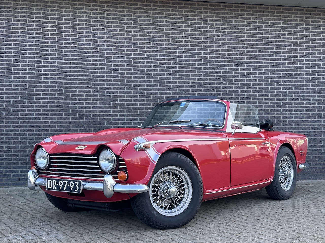 Triumph TR 250 - AutoWereld.nl