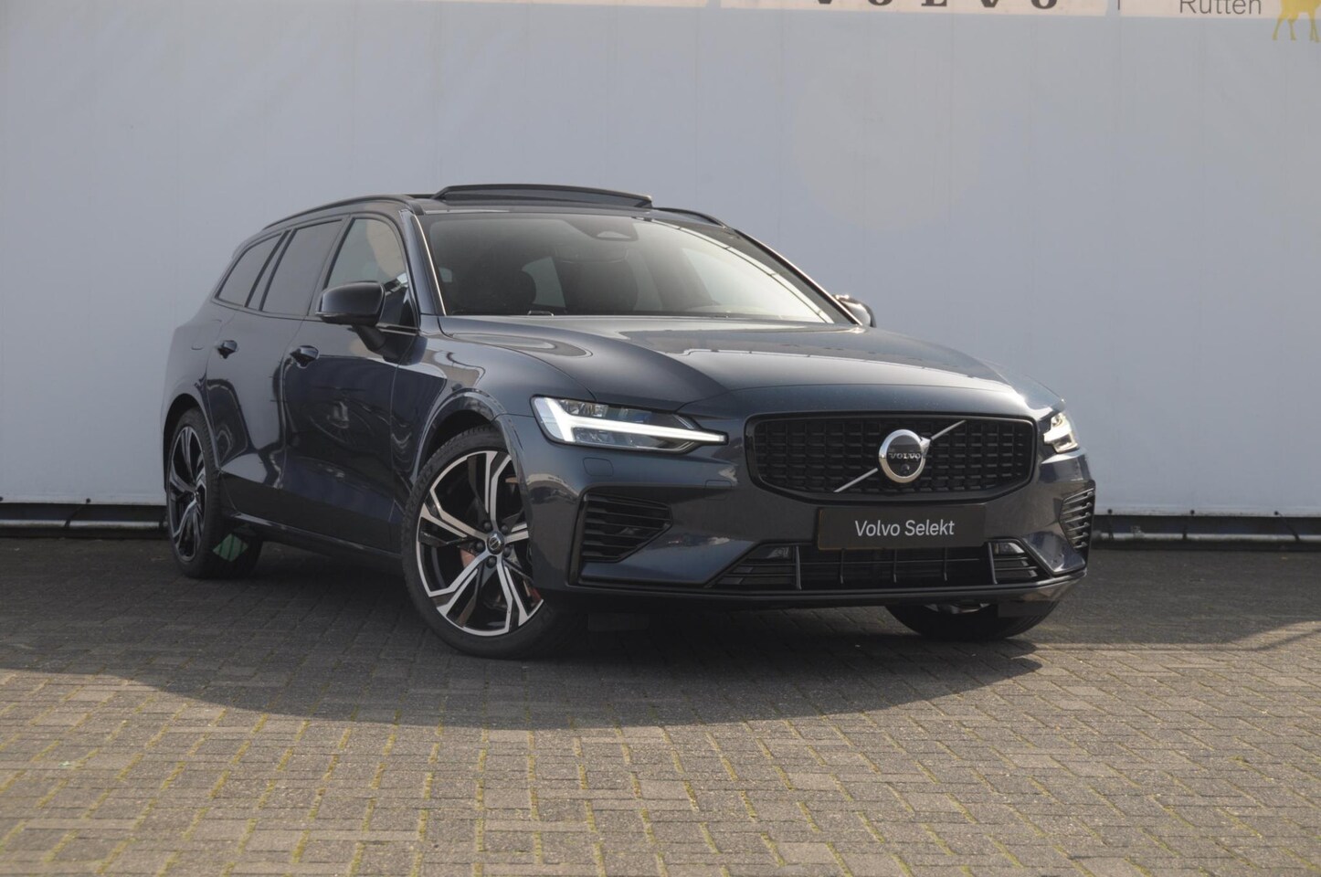 Volvo V60 - T6 350PK Automaat AWD Ultra Dark / Long Range / 360 Camera / Harman Kardon audio / Head-up - AutoWereld.nl
