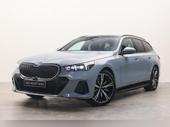 BMW 5-serie Touring - 530e M Sport Automaat / Panoramadak / Trekhaak / Adaptieve LED / Comfort Access / Parking