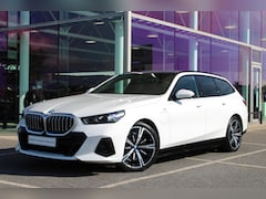 BMW 5-serie Touring - 530e M Sport Automaat / Panoramadak / Trekhaak / Achteruitrijcamera / Adaptieve LED / Park