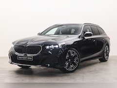 BMW 5-serie Touring - 520i M Sport Automaat / Panoramadak / Trekhaak / Stoelventilatie / Bowers & Wilkins / M Sp