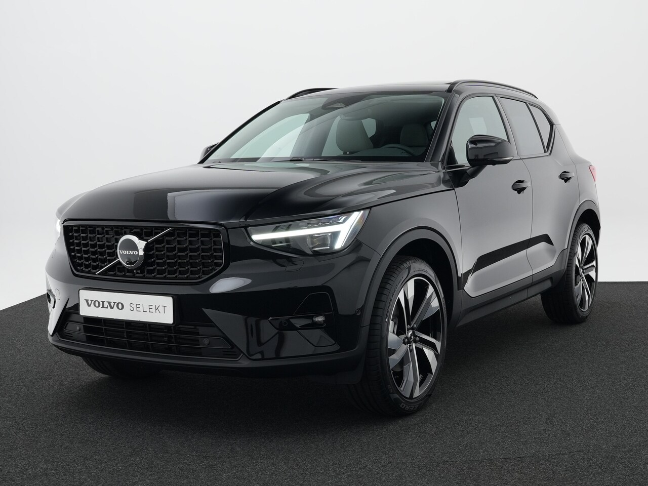 Volvo XC40 - B4 Plus Dark | 20" | Panodak | Leder | 360 | Achterbank verwarming | FULL OPTION | Panoram - AutoWereld.nl