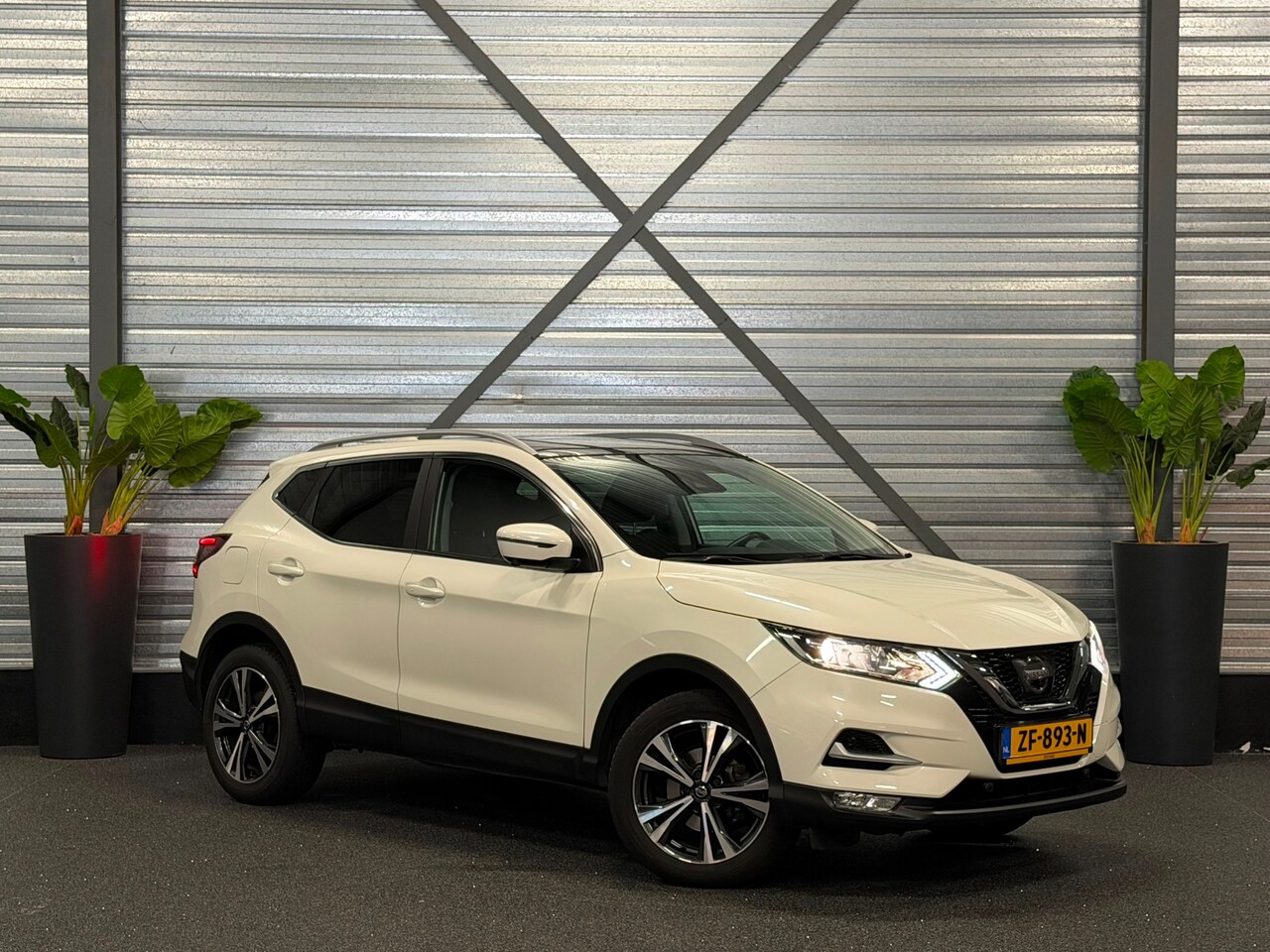 Nissan Qashqai - 1.2 N-Connecta 2E-EIG/NAVI/PANO/LED/CLIMATE/360C/VDOH/KEYLESS/TREKHAAK/PARELMOER-WIT/12-MA - AutoWereld.nl
