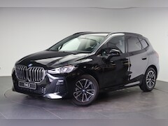 BMW 2-serie Active Tourer - 225e xDrive M Sport Automaat / Trekhaak / Sportstoelen / M Adaptief onderstel / Achteruitr