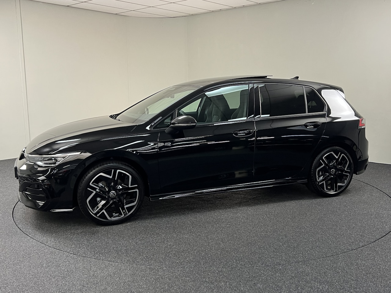 Volkswagen Golf - 1.5 eTSI 150 PK R-Line Edition NIEUW!!! Pano./ Stoelverw./ Camera / PDC / LED / Carplay-An - AutoWereld.nl