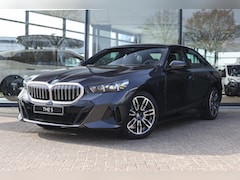 BMW 5-serie - 530e M Sport Automaat / Adaptieve LED / Parking Assistant Plus / Stoelverwarmig / Stuurver