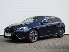BMW 1-serie - 120 M Sport Automaat / Panoramadak / Sportstoelen / M Adaptief onderstel / Head-Up / Parki