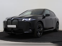 BMW iX - xDrive60 112 kWh / Trekhaak / Panoramadak / Comfort Access / Soft-Close / Stoelventilatie