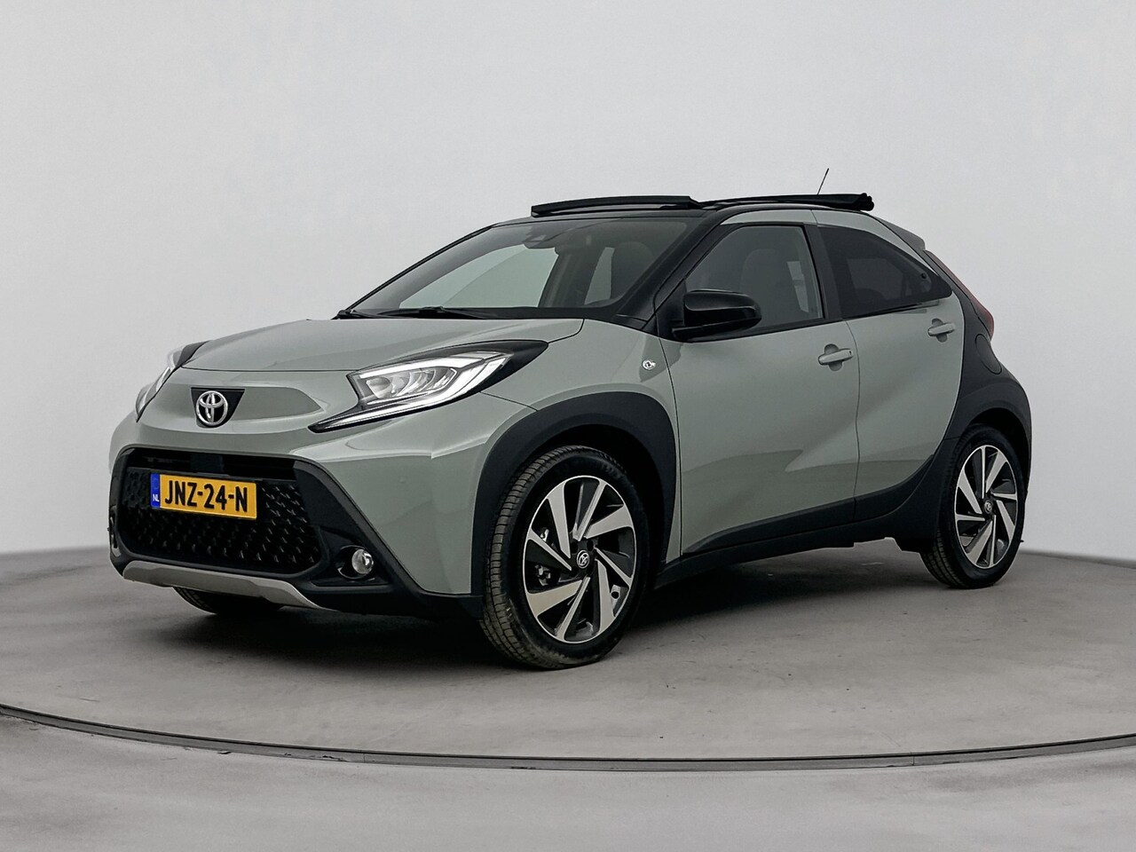 Toyota Aygo X - 1.0 VVT-i MT Envy Canvas Dak | BTW voertuig | Parkeersensoren voor+achter | Groot Multimed - AutoWereld.nl
