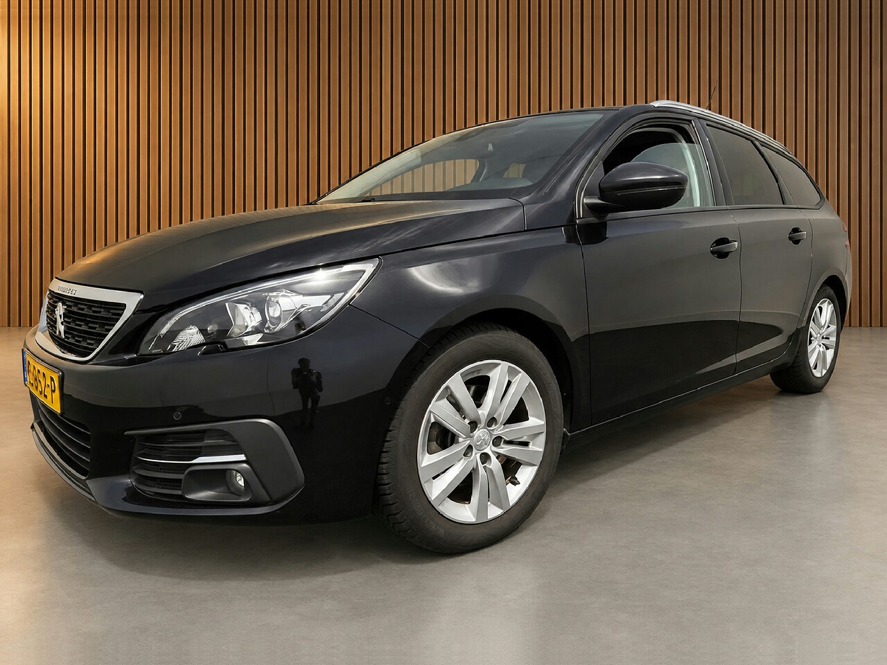 Peugeot 308 SW - 1.2 PT 110pk Executive, Navi | Trekhaak | Pdc - AutoWereld.nl