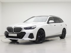 BMW 5-serie Touring - 520i M-Sport | Driving Assistant Plus | Harman Kardon | Panorama | Standkachel | Trekhaak