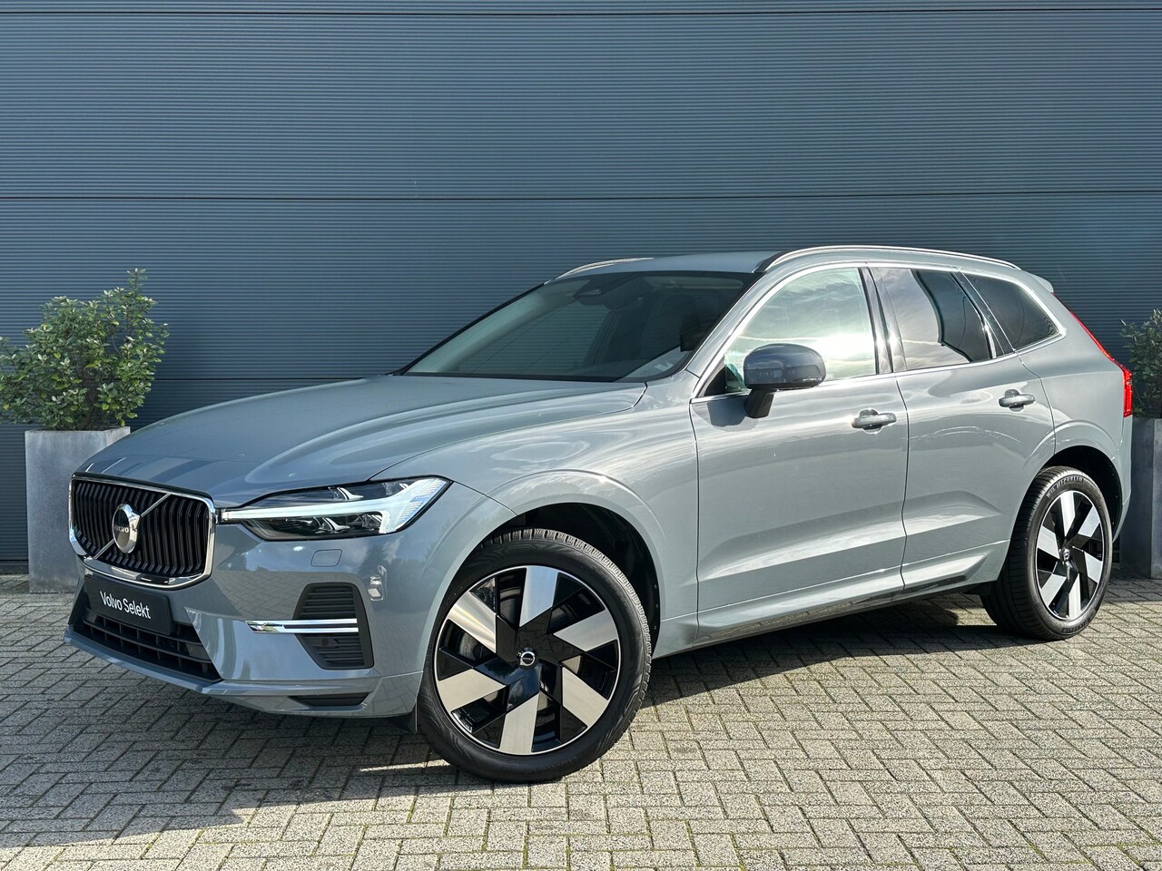 Volvo XC60 - 2.0 B5 Momentum Business | Memory stoelen | Trekhaak | Camera | Leder! | Pilot Assist | St - AutoWereld.nl