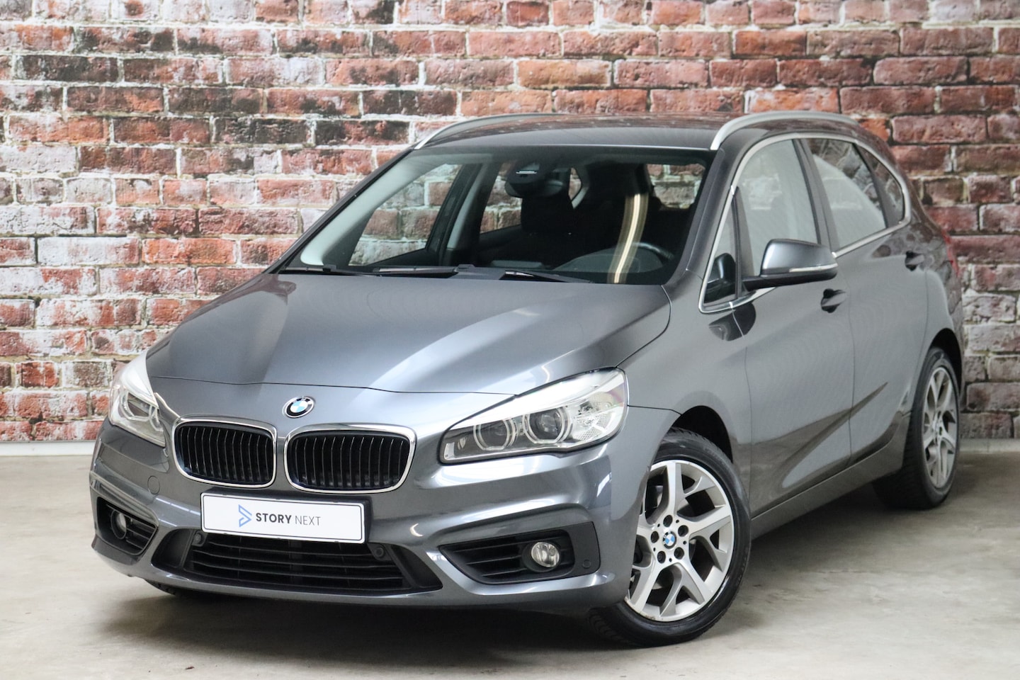 BMW 2-serie Active Tourer - 218i Executive Automaat / Trekhaak / Parkeersensoren / Stoelverwarming / Navigatie / Cruis - AutoWereld.nl