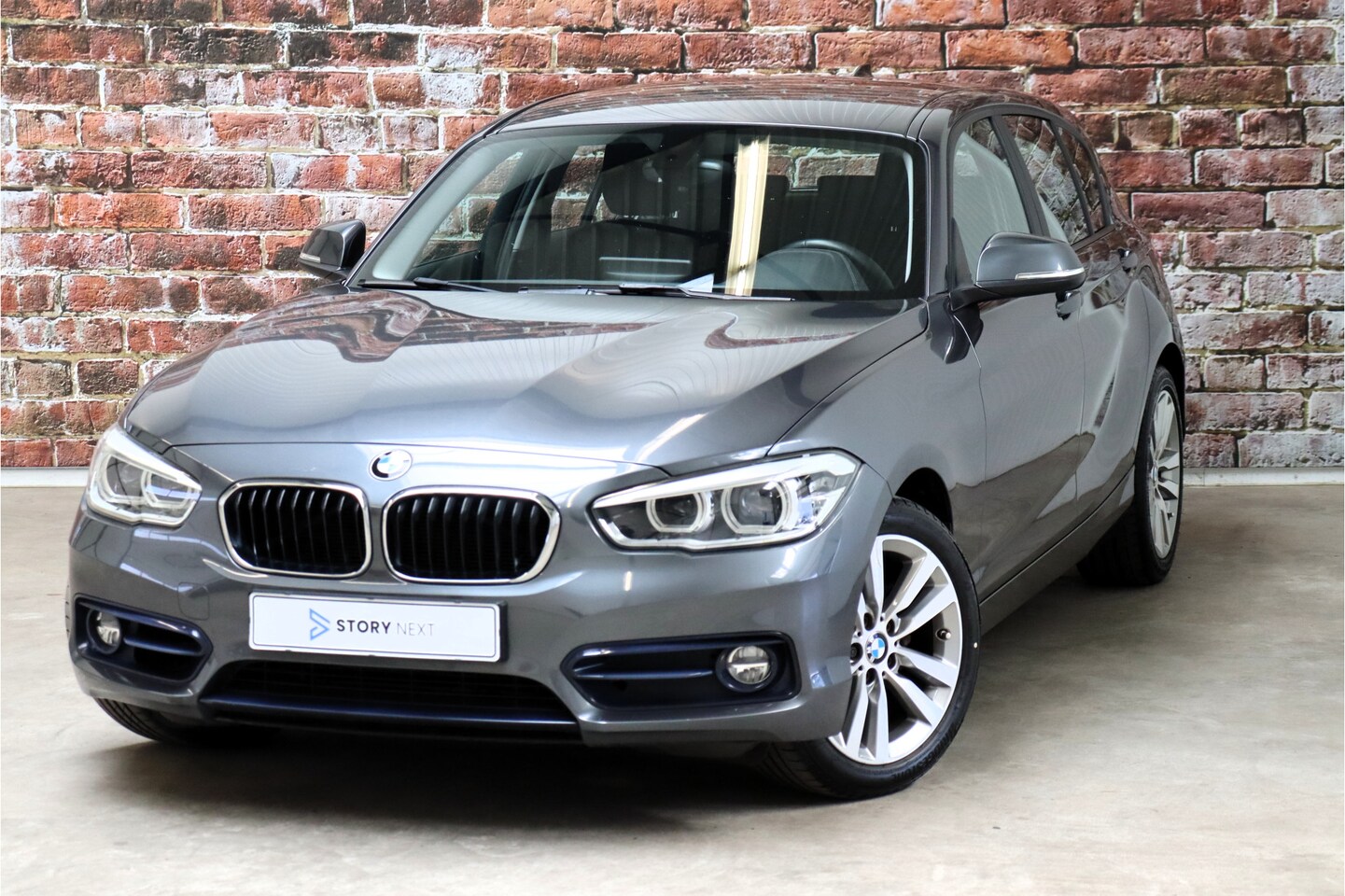 BMW 1-serie - 118i Executive Sport Line Automaat 5 deurs / Navigatie Professional / LED / Trekhaak / Cli - AutoWereld.nl