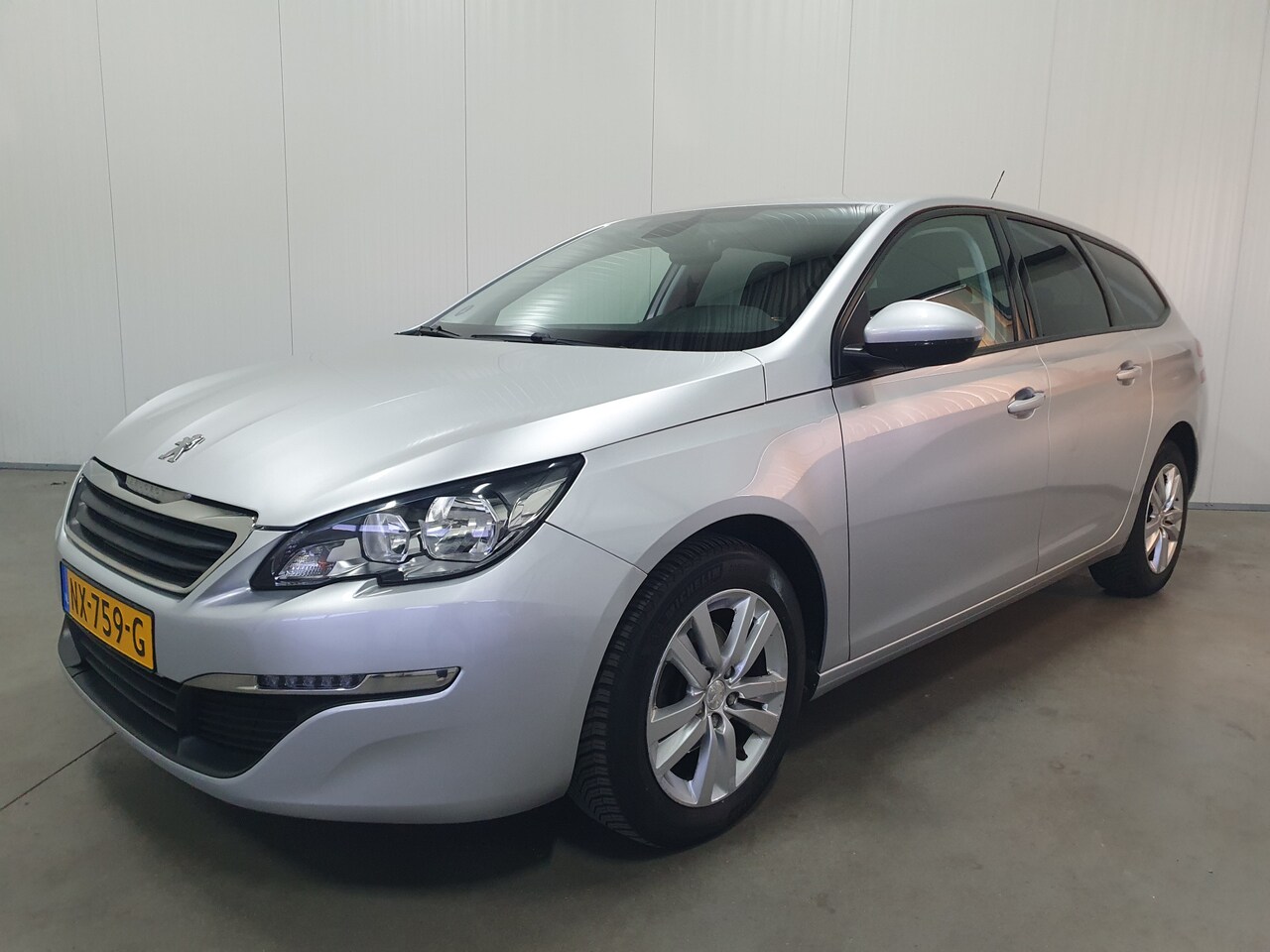 Peugeot 308 SW - 1.2 PureTech Blue Lease Premium NAVI/PDC/CRUISE/TRHAAK . - AutoWereld.nl