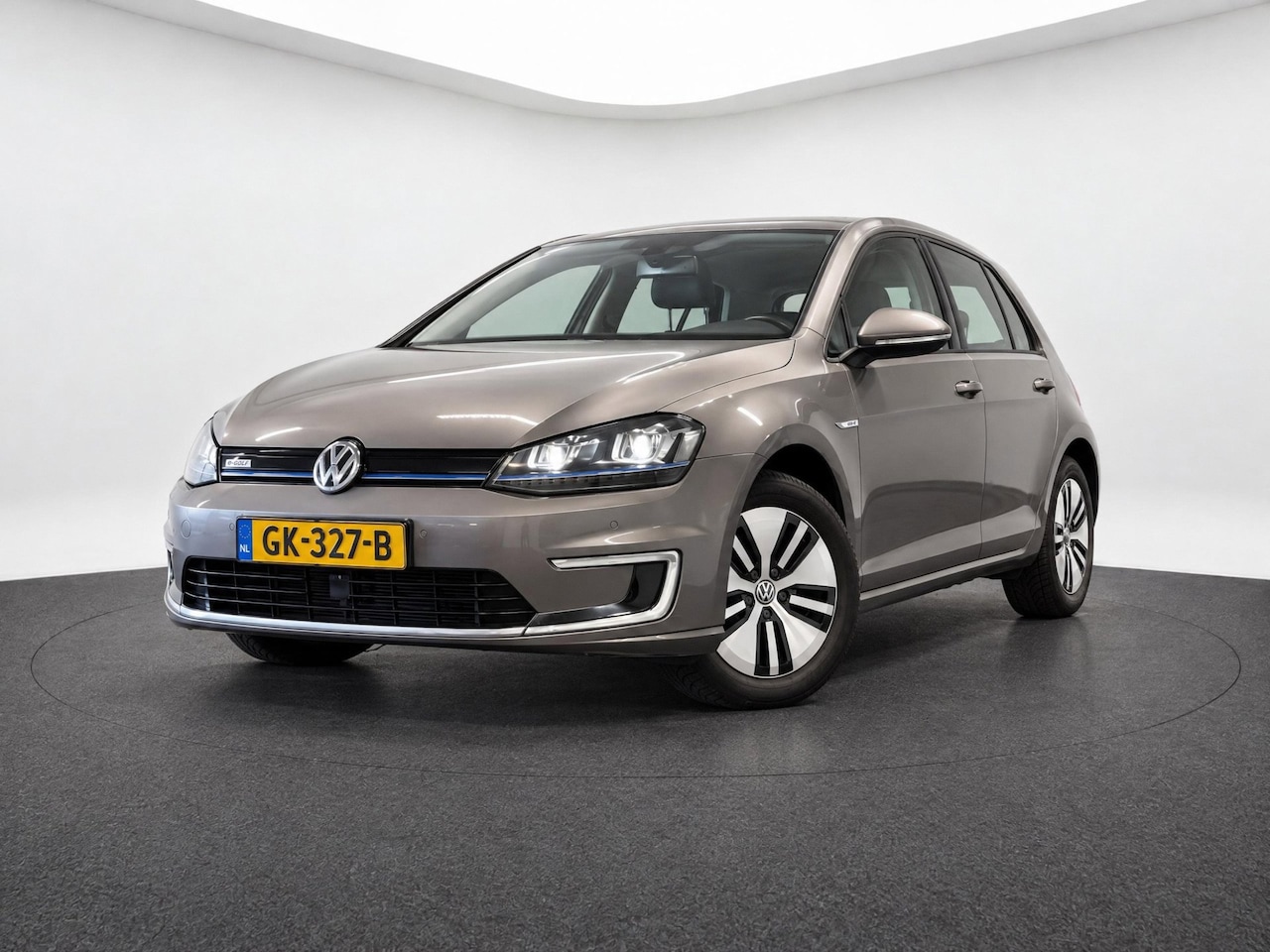 Volkswagen e-Golf - E-Golf|LED|CAMERA|AUT|NL AUTO|APK 8-2027 - AutoWereld.nl