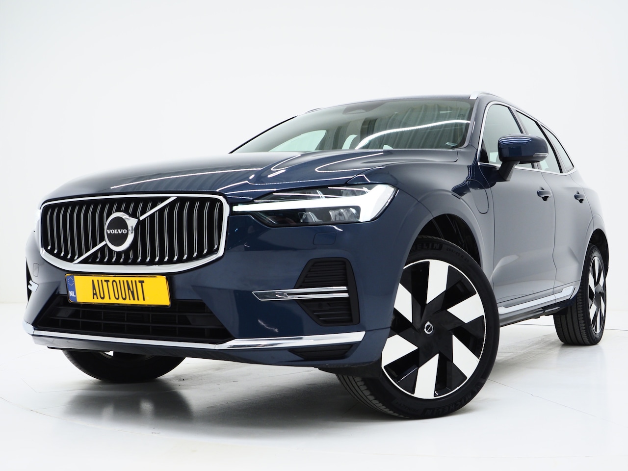 Volvo XC60 - 2.0 T6 Plug-in hybrid AWD Ultimate Long Range | Panoramadak | Luchtvering | Tailored Wool - AutoWereld.nl