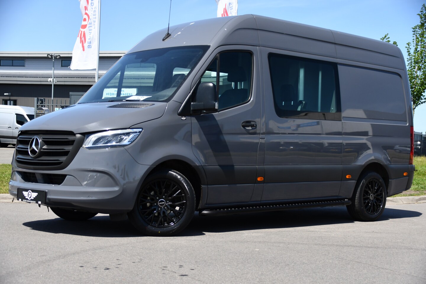 Mercedes-Benz Sprinter - 317 1.9 CDI L2H2 DC PB Edition Camera, Cruise, Carplay, 170pk, LED, 3500kg Trekhaak, Autom - AutoWereld.nl