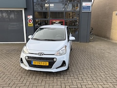 Hyundai i10 - 1.0i Premium / Airco/ Navigatie/ Cruise/ Apple carplay/ Stoelverwarming/ PDC/ LED