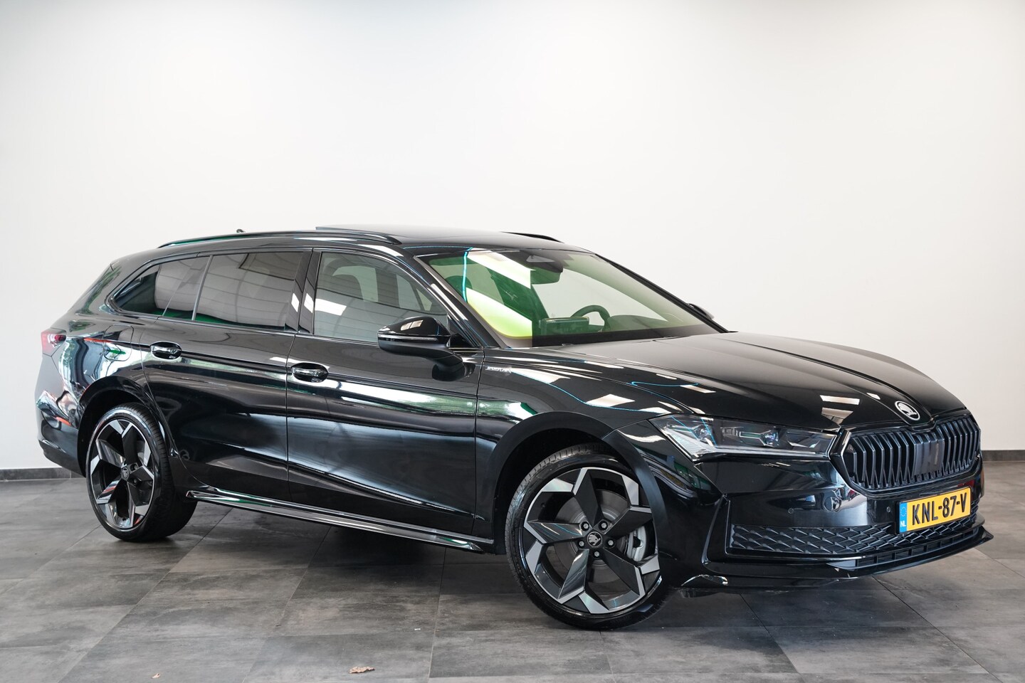 Skoda Superb Combi - 1.5 TSI PHEV Sportline Business Climate control Panoramadak Leder Elek. Stoelen Stoel Vent - AutoWereld.nl