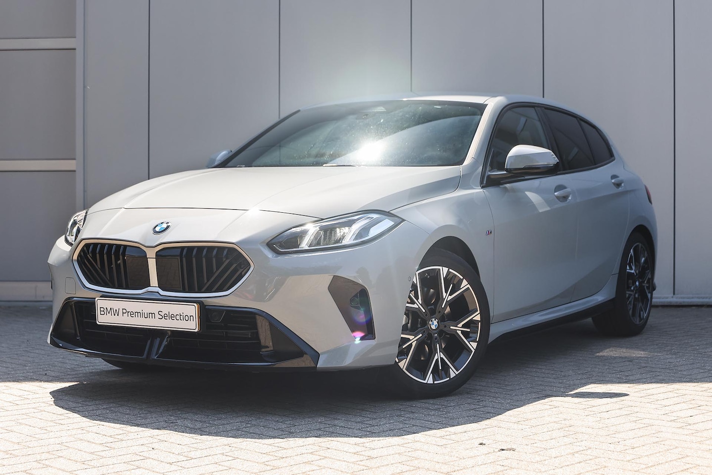 BMW 1-serie - 120 M Sport Automaat / Sportstoelen / M Adaptief onderstel / Parking Assistant / Extra ge - AutoWereld.nl