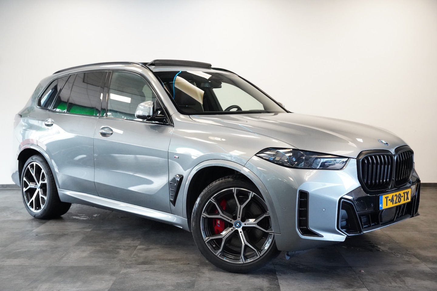 BMW X5 - xDrive50e Launch Edition Panoramadak Leder M-Sport Pro Trekhaak Head-Up - AutoWereld.nl