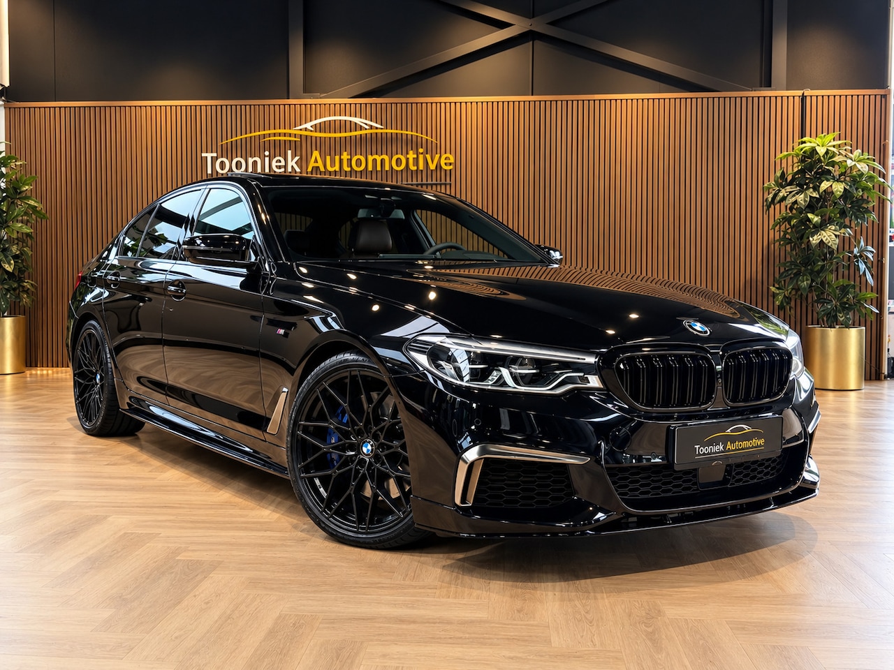 BMW 5-serie - M550i xDrive High Executive Bom vol | leder | beeldschermen achterin | en een adembenemend - AutoWereld.nl