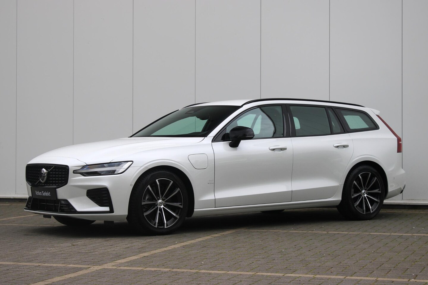 Volvo V60 - T6 Plug-in hybrid AWD Plus Dark | Trekhaak | 360 graden camera | Verwarmbare voorstoelen e - AutoWereld.nl