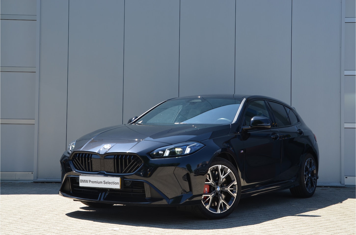 BMW 1-serie - 120 M Sport Automaat / Sportstoelen / Adaptieve LED / Comfort Access / Achteruitrijcamera - AutoWereld.nl