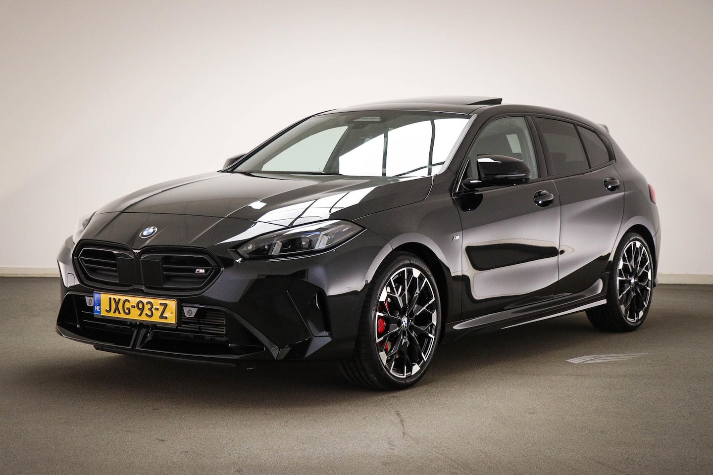 BMW 1-serie - M135 xDrive | PANORAMADAK | HEAD UP | STUURVERWARMING | 360 CAMERA | 19" - AutoWereld.nl