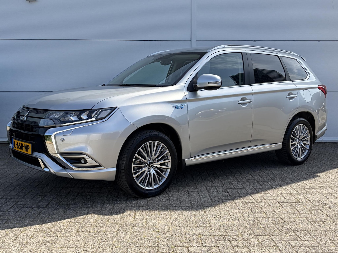 Mitsubishi Outlander - 2.4 PHEV Intense / Trekhaak ( 1500 kg ) / Apple Carplay/Android Auto / Cruise control / | - AutoWereld.nl