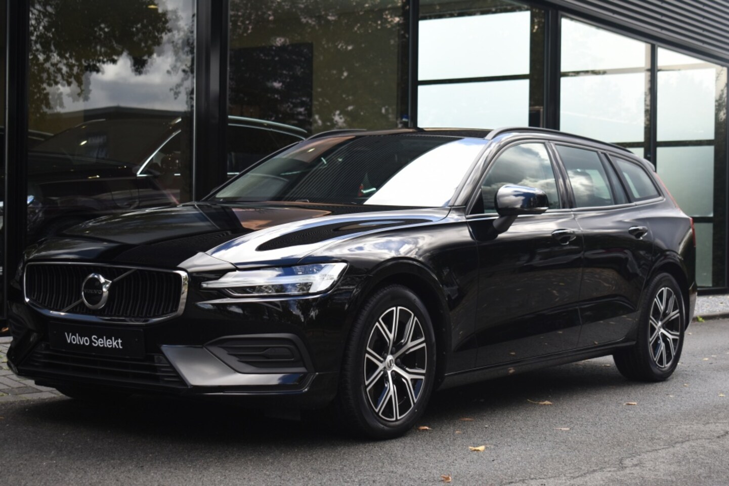 Volvo V60 - B3 163pk Essential Edition | Navigatie | Camera - AutoWereld.nl