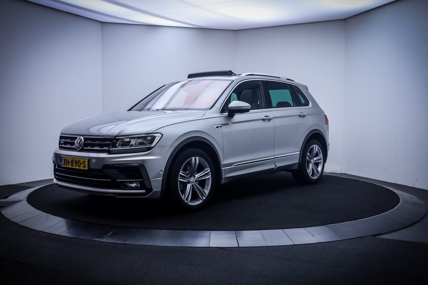 Volkswagen Tiguan - 2.0 TSI 4Motion R LINE Highline Business PANO | 360 CAM | ACC | APP CONNECT | HEAD UP | FU - AutoWereld.nl