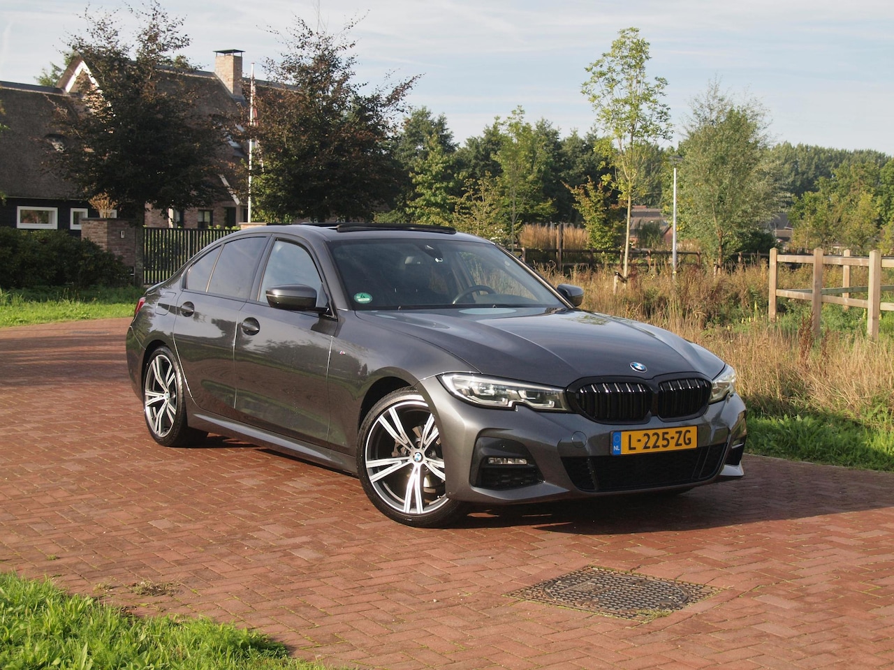 BMW 3-serie - 318i Business Edition | M-Pakket | Panoramadak | Trekhaak | Camera | Sfeerverlichting | Sp - AutoWereld.nl