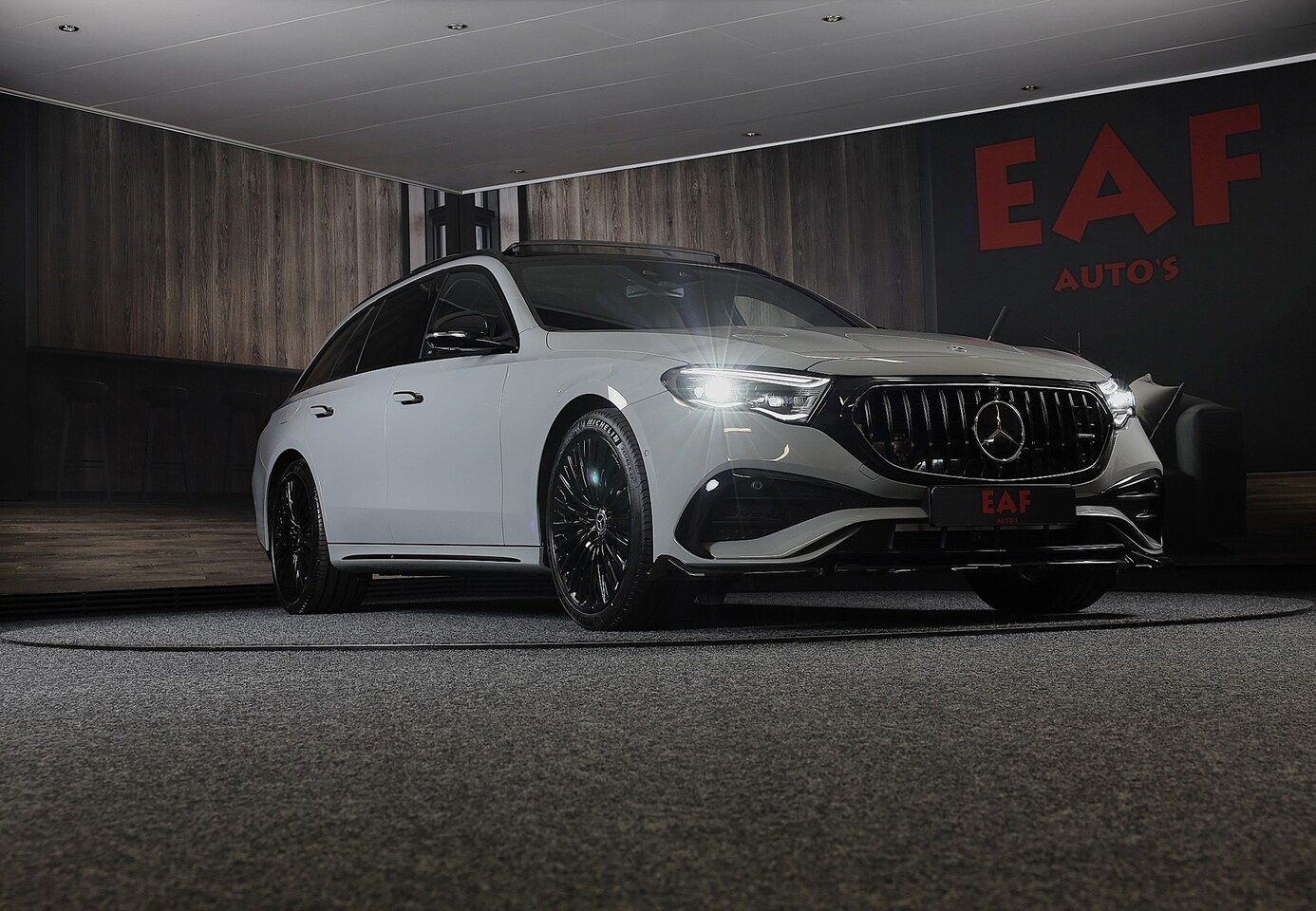 Mercedes-Benz E-klasse Estate - 300 e AMG 53 Look / HYPERSCREEN / Massage / Burmester 4D / Head Up / 360 Camera / Acc / Op - AutoWereld.nl