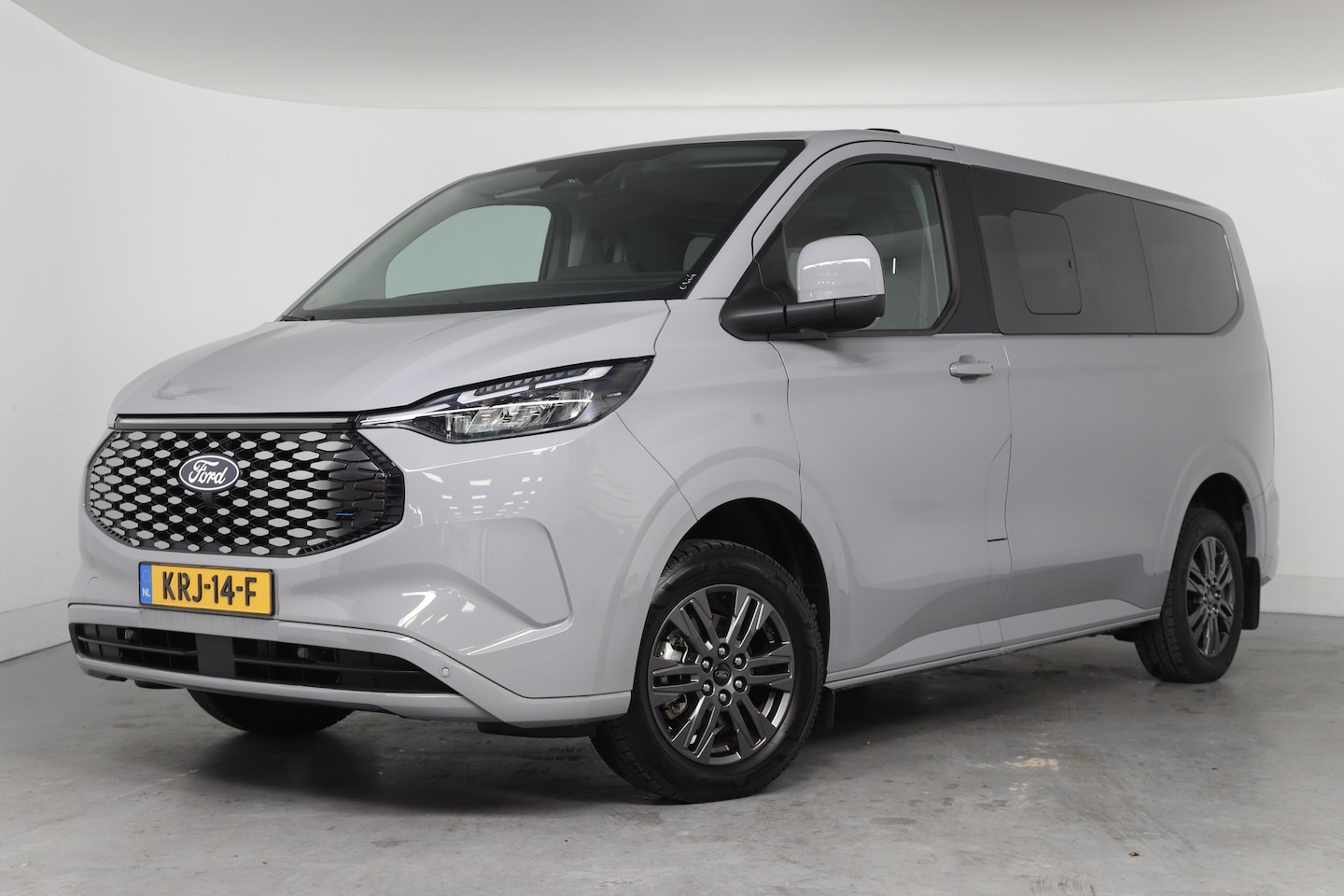 Ford Tourneo Custom - 340 Titanium 65 kWh 8-Persoons | Camera | Stoel-/Stuurverwarming | Climate | Cruise | Keyl - AutoWereld.nl