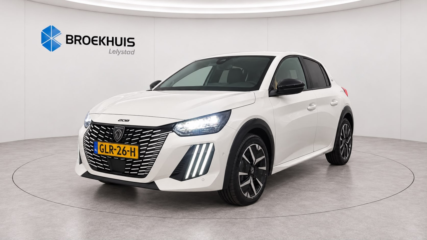 Peugeot 208 - 1.2 HYBRID 100PK GT PACK AUTOMAAT / NAVI / LEDER / CLIMA / PDC / 17" LMV / CAMERA / KEYLES - AutoWereld.nl