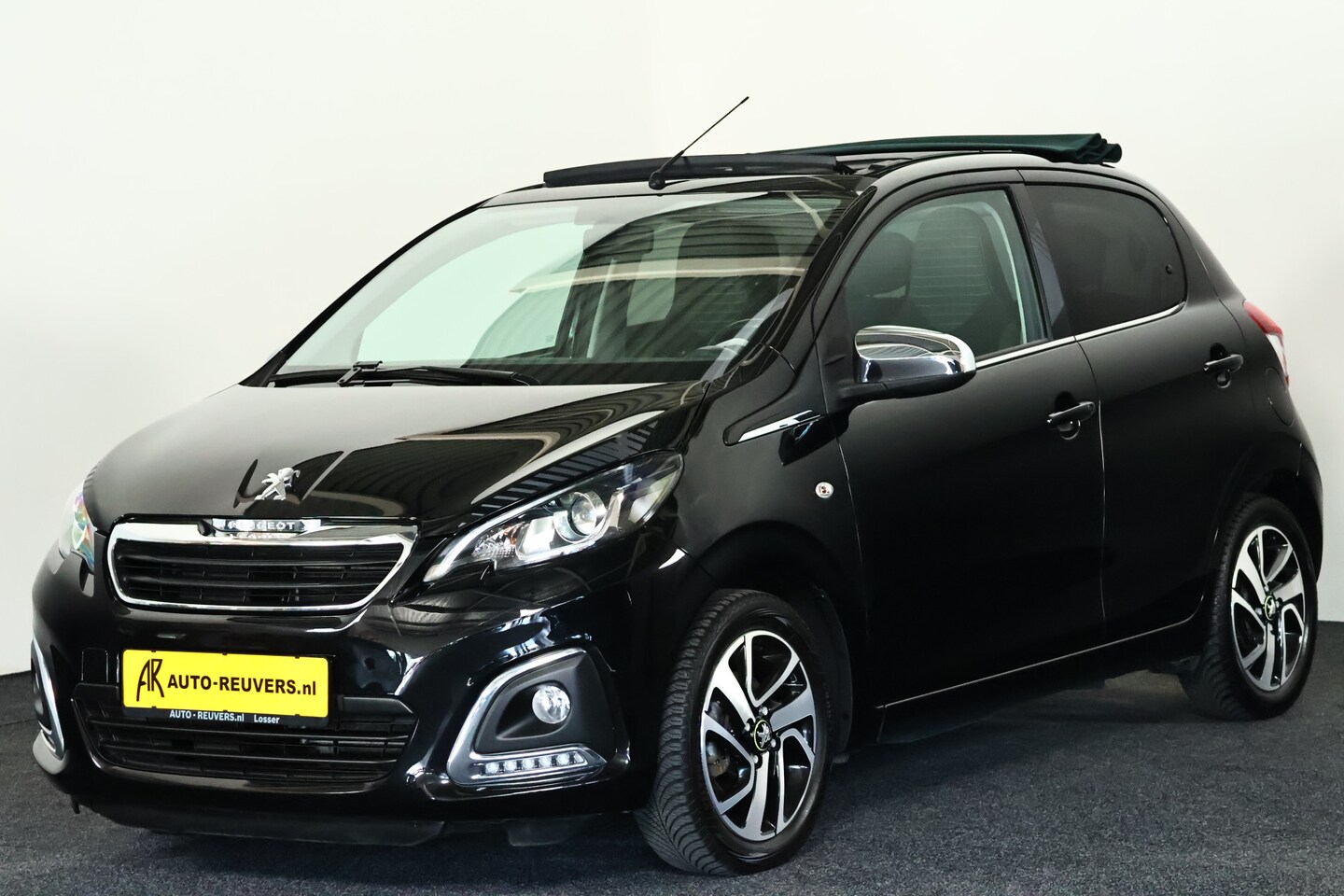 Peugeot 108 - 1.0 e-VTi Allure TOP! / Opendak / CarPlay / 4S Banden / 5 Deurs - AutoWereld.nl