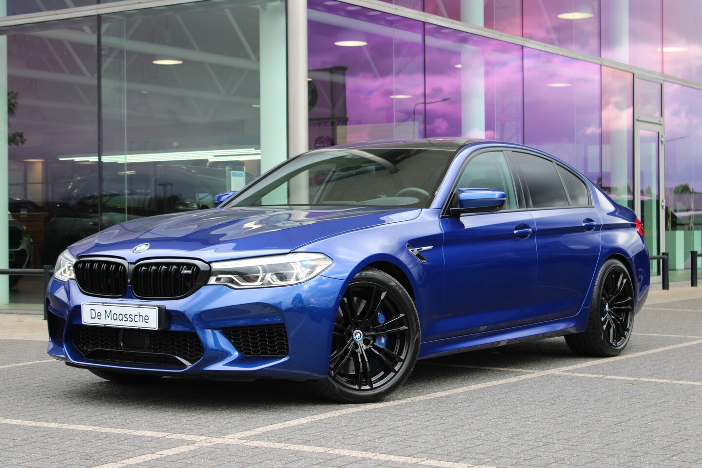 BMW M5 - 5 Serie Automaat / Adaptieve LED / M Multifunctionele Stoelen / Comfort Access / Parking A - AutoWereld.nl