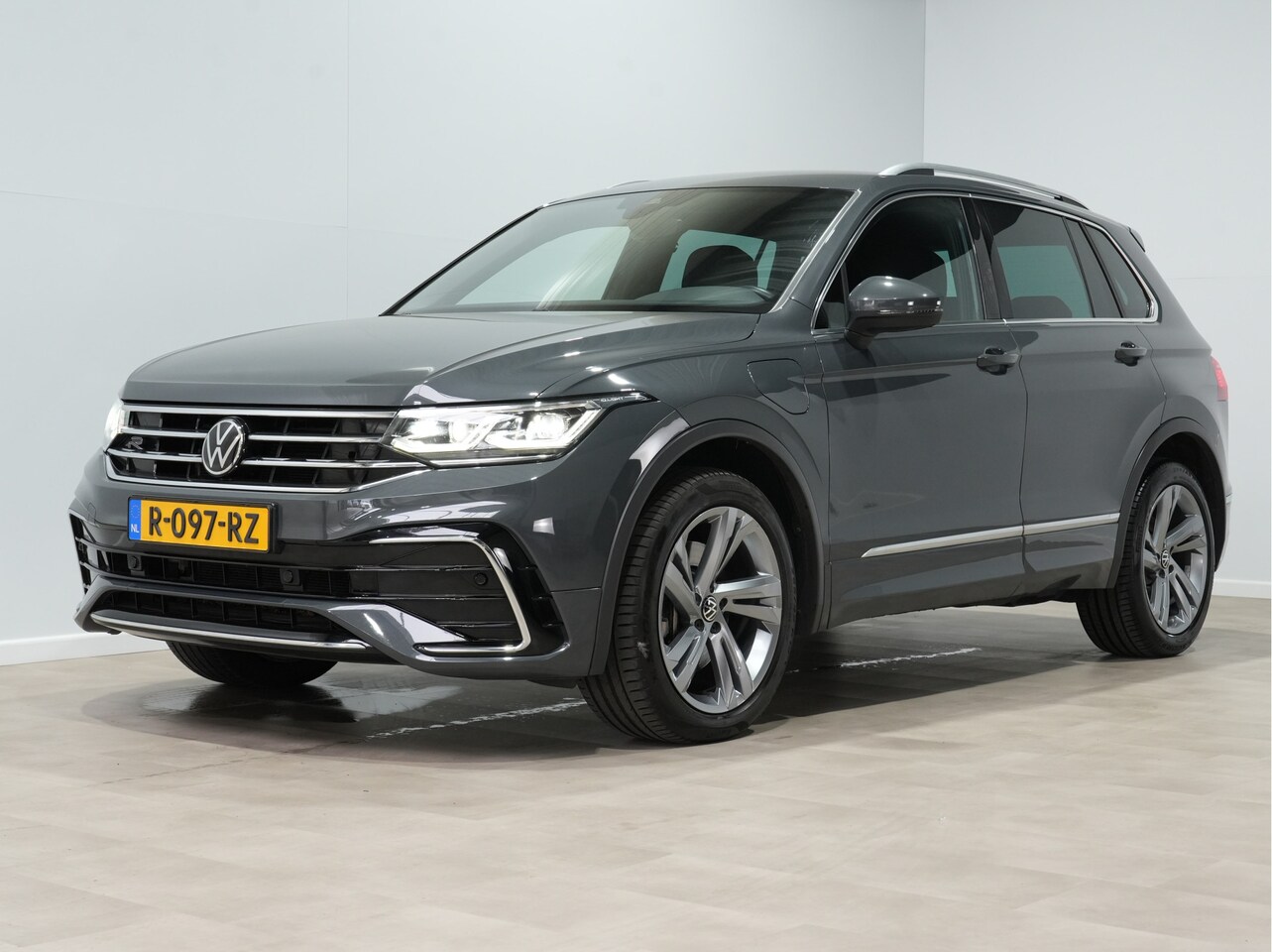 Volkswagen Tiguan - 1.4 TSI eHybrid R-Line Business+ Camera trekhaak elektr. klep 52 - AutoWereld.nl