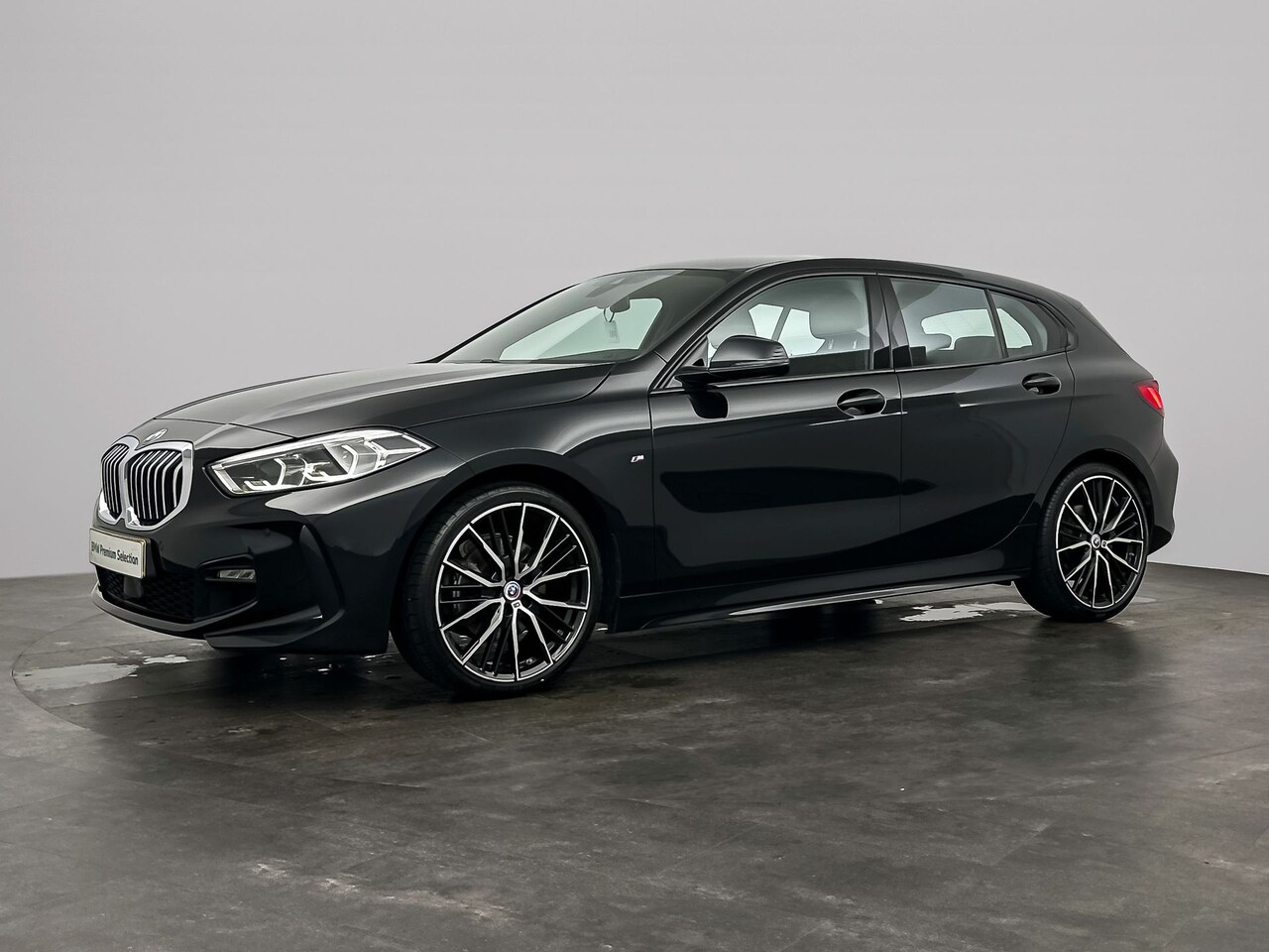 BMW 1-serie - 118i Business Edition Plus | Model M Sport | Elektrisch verwarmde voorstoelen | Park Dista - AutoWereld.nl