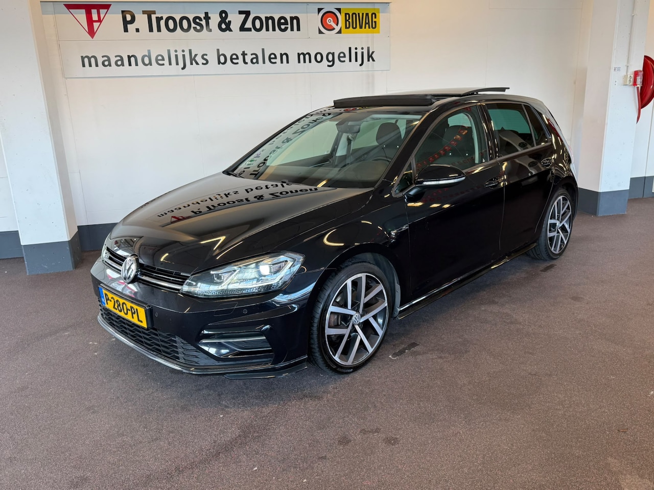 Volkswagen Golf - 1.5 TSI Highline R-Line Automaat | Panoramadak | Digital dashboard | Stoelmassage+Verwarmi - AutoWereld.nl
