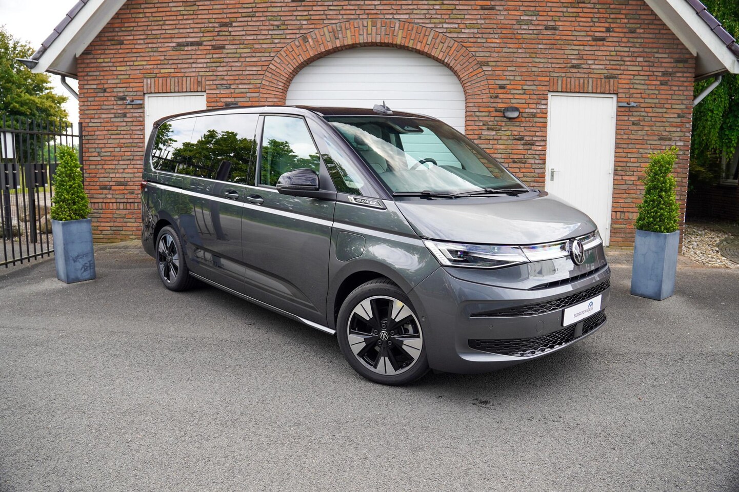 Volkswagen Multivan - 1.5 eHybrid 245pk L2 EDITION 4Motion Leder Trekhaak Area view 19'' Lichtmetalen velgen - AutoWereld.nl