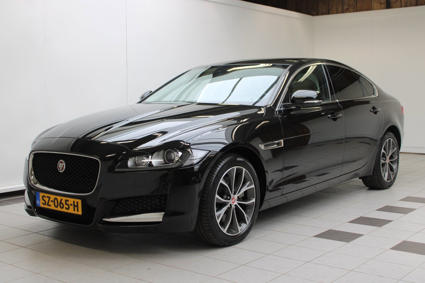 Jaguar XF - 2.0 R-Sport|PDC|Camera|Stoel/Stuurverwarming|NAP - AutoWereld.nl